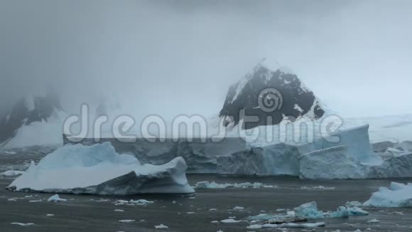 冰川漂浮在雾中岩石的背景下视频的预览图