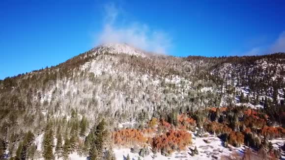 冬天的落山雪和秋天的颜色视频的预览图