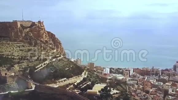 阿利坎特圣巴巴拉城堡全景鸟瞰著名的旅游城市在科斯塔布兰卡西班牙股票视频的预览图