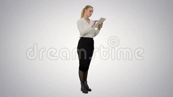 女商人站在数字平板电脑和工作的白色背景视频的预览图