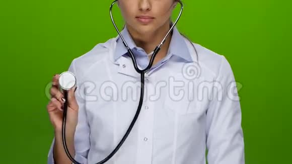 听听诊器的女医生穿着白色医用礼服和衬衫视频的预览图