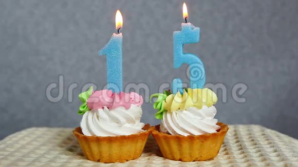 十五岁生日快乐蛋糕和蓝色蜡烛视频的预览图