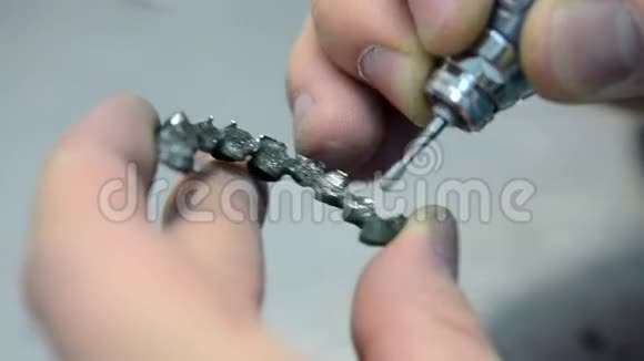 牙科手工碾磨牙冠创建在3D打印机的金属视频的预览图