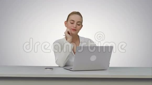 积极的女商人准备在一天开始的时候在白色背景上使用笔记本电脑视频的预览图