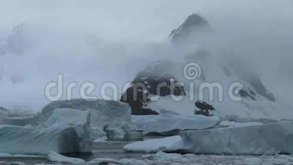 雾中岩石背景下水中的冰块视频的预览图