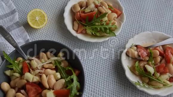 准备好吃豆子沙拉健康的蛋白质丰富的食物和新鲜的西红柿和木耳视频的预览图