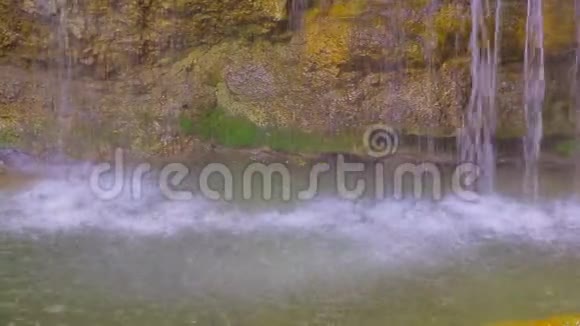 瀑布水流顺着岩石流下来溅在两边视频的预览图