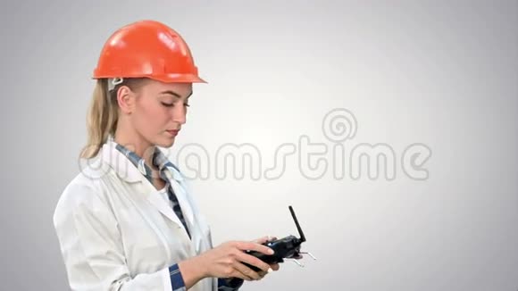 女性建筑工人操作起重机使用遥控器在白色背景视频的预览图