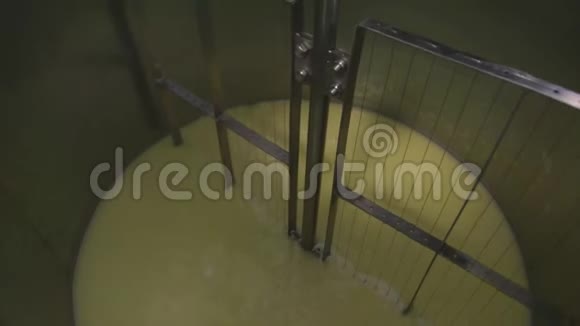 工厂制造过程农场工厂混合机中的牛奶乳清和凝乳混合物视频的预览图