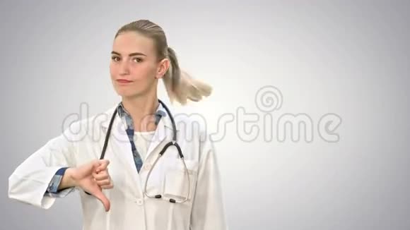 年轻的女医生在白色背景上显示拇指向下的标志视频的预览图