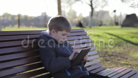 一个孩子在玩电话一个小男孩在玩平板电脑视频的预览图