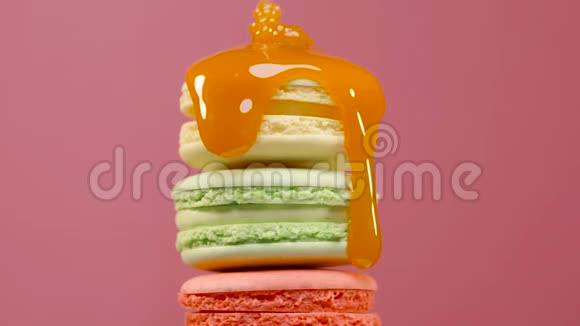 彩色背景上的彩色旋转杏仁饼视频的预览图