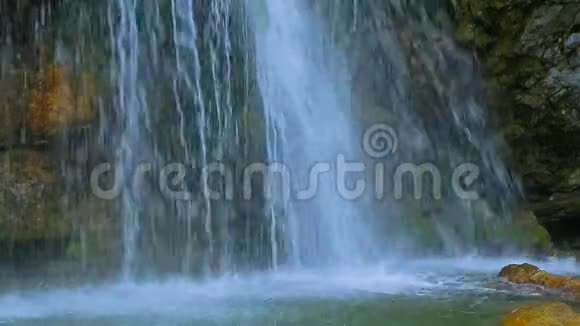 瀑布在河的光滑表面造成飞溅视频的预览图