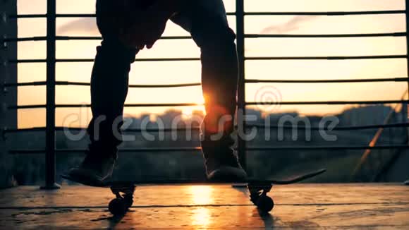 在日落背景上跳跃的人慢动作视频的预览图
