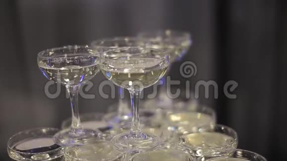 桌上摆着几杯漂亮的香槟视频的预览图
