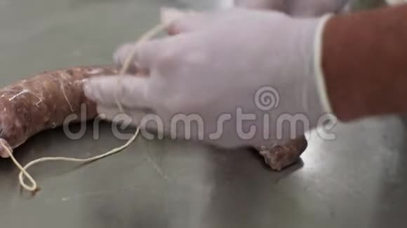 工人把鲜肉装在贝壳里用网把它绑起来肉类工厂视频的预览图