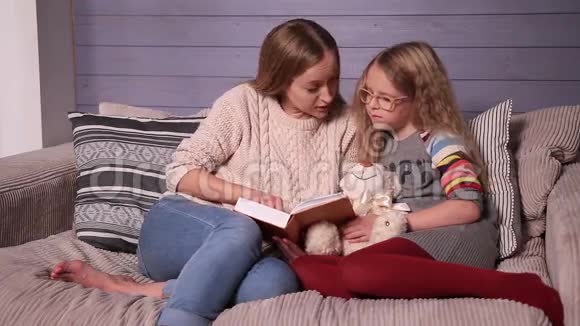 妈妈和女儿一起在家读故事视频的预览图