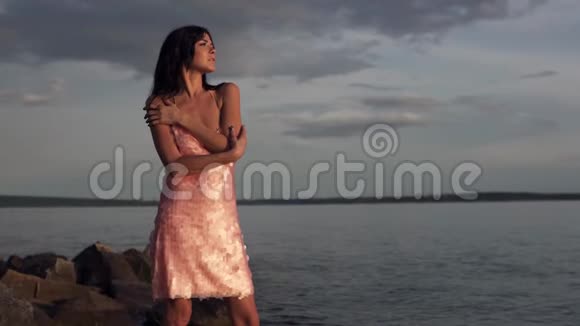 少女逆天逆海的感性画像穿着鸡尾酒礼服的可爱少女欣赏日落视频的预览图