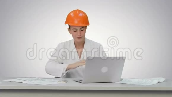 愤怒的女工程师在硬帽与文件压力因为结果在白色背景视频的预览图