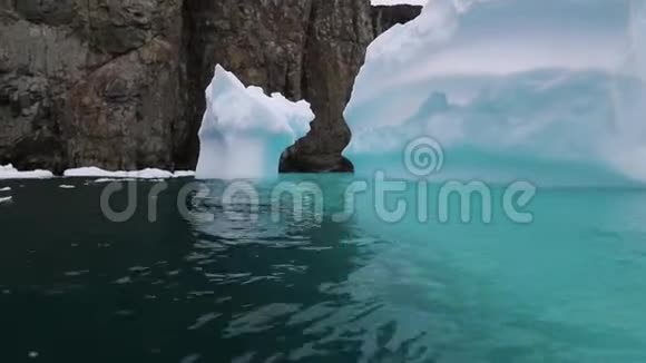 水中小冰川的特写安德列夫视频的预览图