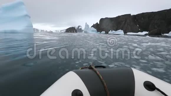 船的鼻子沿着海湾航行着冰山的碎片安德列夫视频的预览图