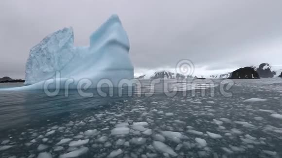 海湾里的水摇曳着冲刷着冰山安德列夫视频的预览图