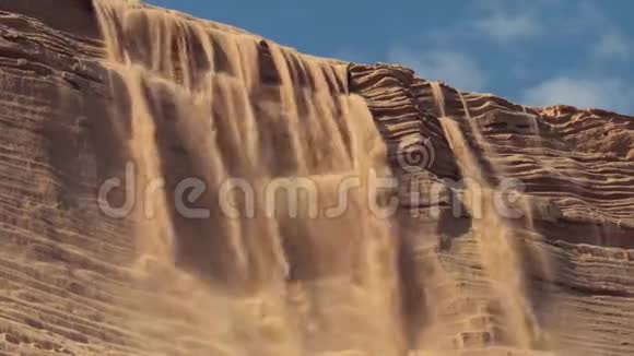 一个沙坑从沙丘的表面向下延伸视频的预览图