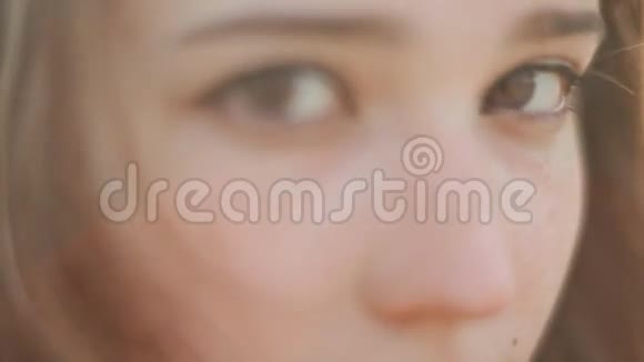 一个漂亮的十五岁女孩的样子化妆雀斑视频的预览图