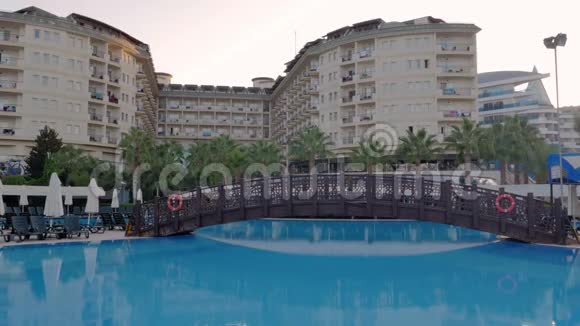 豪华酒店的游泳池休息的概念视频的预览图