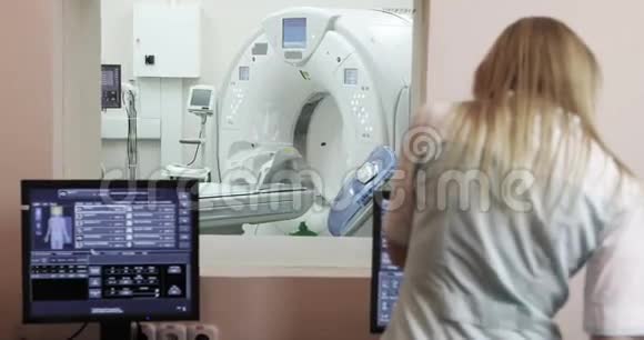 4一家新的现代癌症治疗医院的CT扫描室旁边有电脑和显示器的KA扫描室视频的预览图