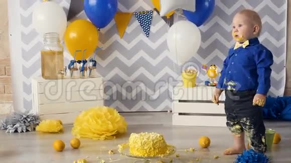一个小男孩在生日聚会时把房间弄得一团糟视频的预览图