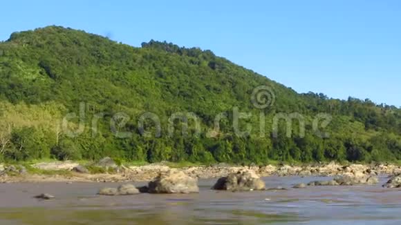 沿着湄公河穿过丛林视频的预览图