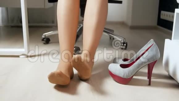女商人在办公室穿高跟鞋后放松休息视频的预览图