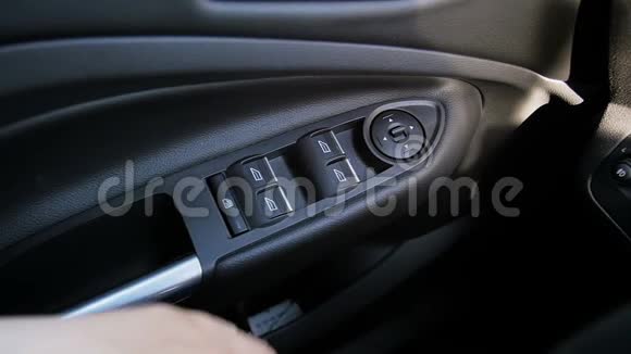特写司机按下车窗控制按钮的慢动作镜头视频的预览图
