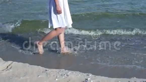 光着脚在海滩上行走的女人女孩在浅水中散步享受大自然海滨海洋健康生活方式视频的预览图