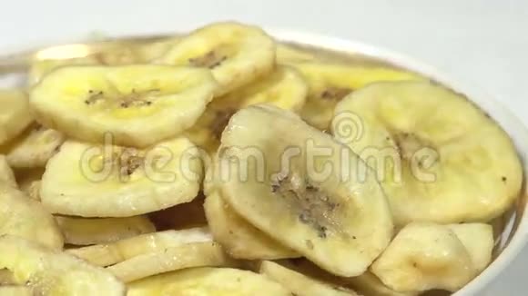 香蕉薯片在盘子里视频的预览图