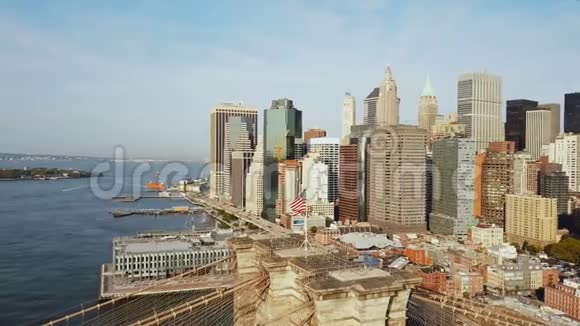美国纽约曼哈顿的鸟瞰图无人驾驶飞机飞过东河布鲁克林大桥在风旗上挥手视频的预览图