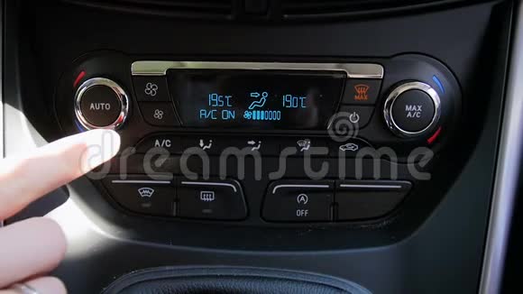 关闭慢动作镜头司机手动调节温度和关闭汽车气候控制视频的预览图