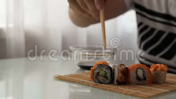 在日本餐馆吃午饭吃寿司的人视频的预览图
