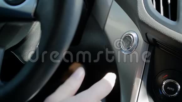 汽车仪表盘上驾驶员手动按下启动引擎按钮的慢动作录像视频的预览图