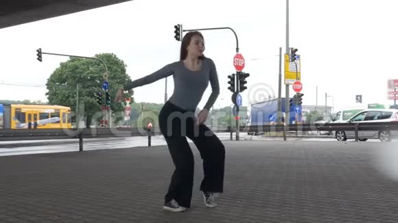 在人行道上跳舞视频的预览图