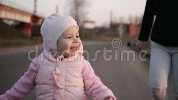 小女孩逃离母亲在户外玩耍有乐趣的孩子Slomo视频的预览图