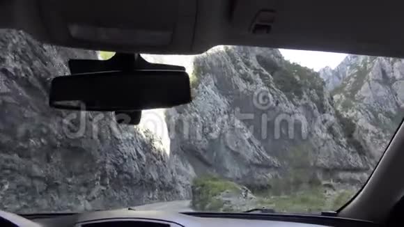 峡谷和汽车上的路视频的预览图