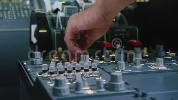 飞机飞行甲板上的开关面板飞行员控制飞机视频的预览图