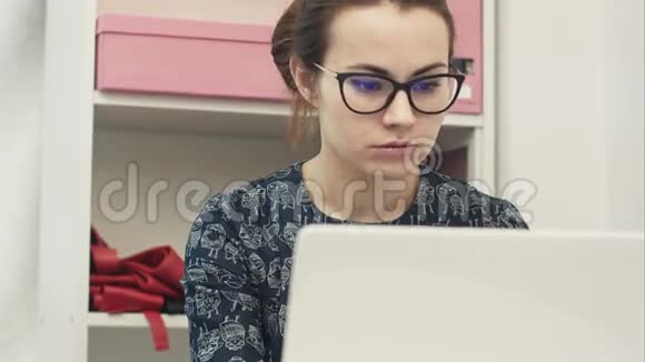 工作场所使用笔记本电脑的临时女设计师画像视频的预览图