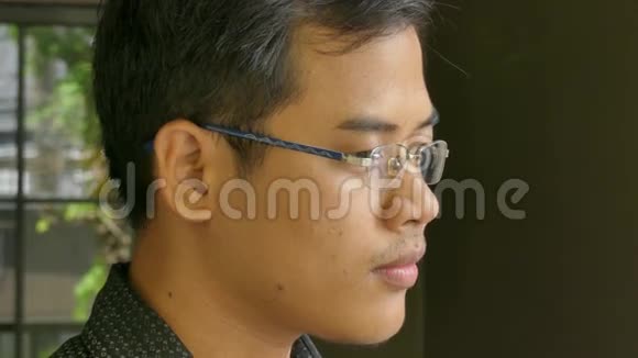 一位年轻的亚洲男性职业建筑师的CU转向相机自豪地微笑着视频的预览图