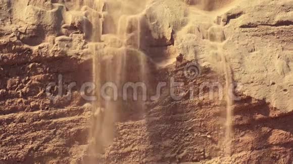 一个沙坑从沙丘的表面向下延伸视频的预览图