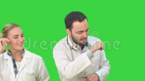 医学学院庆祝跳舞和唱歌的绿色屏幕Chroma键视频的预览图