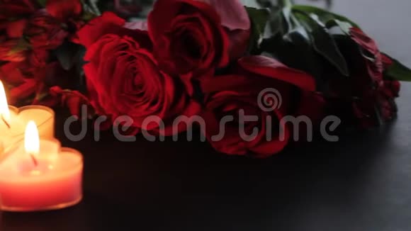 心形蜡烛和玫瑰视频的预览图