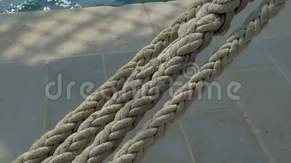 系泊缆绳和与停靠船相连的绳索视频的预览图